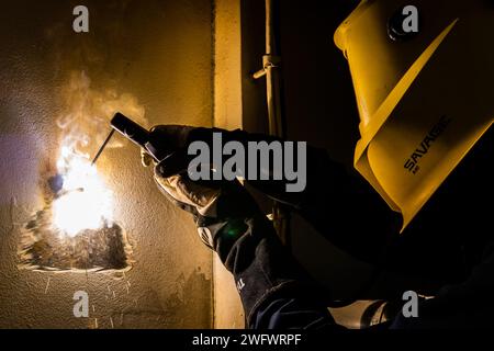 Le pompier Mason Hemelgarn, originaire de Mason, Ohio, soud un boulon dans l'atelier du technicien de coque à bord de l'USS Boxer (LHD 4) alors que le navire navigue dans l'océan Pacifique, le 11 janvier 2024. Le Boxer Amphibious Ready Group, composé du Boxer, de l'USS Somerset (LPD 25) et de l'USS Harpers Ferry (LSD 49), et de la 15e Marine Expeditionary Unit embarquée, mènent des opérations de routine et d'entraînement intégrées dans la 3e flotte américaine. Banque D'Images