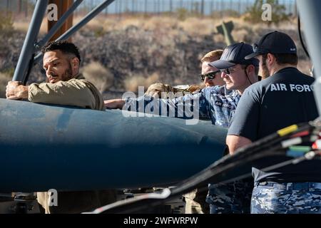 Les aviateurs de l'US Air Force et les aviateurs de la Royal Australian Air Force (RAAF) vérifient le mouvement des pattes sur le dessus du corps de la bombe pour la facilité de service à la base aérienne de Nellis, Nevada, le 18 janvier 2024. Les aviateurs de la RAAF se sont envolés pour Nellis pour participer à Red Flag Nellis 24-1. L'exercice d'entraînement au combat offre à l'US Air Force et à ses alliés l'occasion de s'entraîner et de travailler ensemble à des objectifs similaires. (Cette photo a été modifiée pour des raisons de sécurité en brouillant le badge d'identification) Banque D'Images