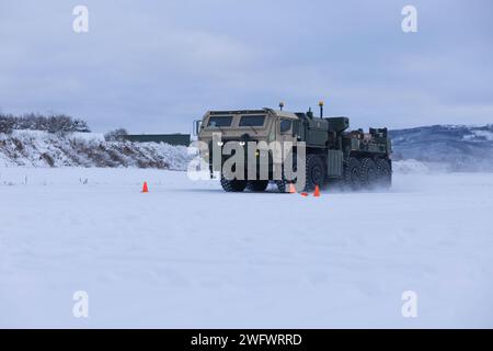 Les Marines américains avec le Groupe des opérations d'arrivée et d'assemblage (AAOG), s'entraînent à conduire un camion-épave de remplacement du système de véhicule logistique (LVSR) dans la neige et la glace pendant la formation de conducteur glissant en préparation de l'arrivée du personnel de la II Marine Expeditionary Force pour participer à l'exercice Nordic Response 24, 19 janvier 2024. Nordic Response est un exercice norvégien de préparation et de défense nationale conçu pour améliorer les capacités militaires et la coopération alliée dans les combats de guerre de haute intensité dans un environnement arctique difficile. Cet exercice testera les activités militaires de rangi Banque D'Images