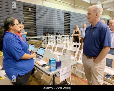 Dr 4724, septembre 2,2023, Lahaina, Maui, HI : le président de la Chambre, Kevin McCarthy, Bob Fenton, coordinateur fédéral en chef de la réponse, et les membres du Congrès, les représentants David Joyce, Jill Takuda, Jared Moskiwitz et Russ Fulcher visitent la RDC de Lahaina et posent avec le personnel pour une photo de groupe. La délégation du Congrès a visité la zone ravagée de Lahaina, Maui, HI. SOH McCarthy accueille certains membres du personnel de la SBA à la RDC à Lahaina. Patsy Lynch/FEMA, Banque D'Images