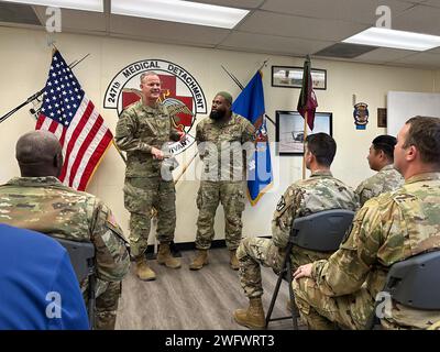 Le major général Curtis D. Taylor, commandant général du National Training Center (NTC) et fort Irwin, à gauche, parle du niveau d'excellence et de dévouement du Sgt Malcolm Horne, Charlie Co., 2916th Aviation BN. « Raptors », sergent d'approvisionnement, à droite, exposé afin de gagner le prestigieux prix d'excellence de l'approvisionnement des États-Unis> Army Forces Command (FORSCOM) (SEA) pour le meilleur approvisionnement d'unité FORSCOM de niveau I pour son unité. Banque D'Images