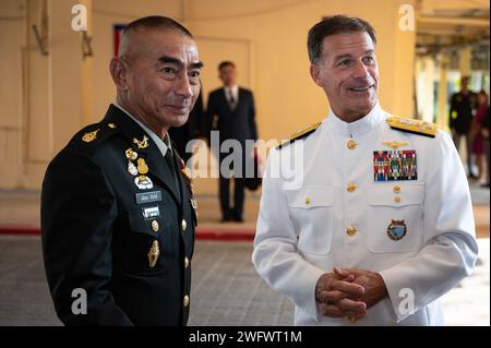 L’amiral John C. Aquilino, commandant du Commandement Indo-Pacifique des États-Unis, s’entretient avec le général Chalermphon Srisawasdi, ancien chef de la Défense des Forces armées royales thaïlandaises (RTARF), avant une cérémonie pour lui présenter la Légion du mérite à Bangkok le 18 janvier 2024. La Légion du mérite est la plus haute distinction que les États-Unis peuvent accorder à un dirigeant étranger ; elle est réservée aux personnes qui ont fait preuve d'une conduite exceptionnellement méritoire dans l'exécution de services exceptionnels. USINDOPACOM est déterminé à renforcer la stabilité dans la région Indo-Pacifique en promouvant la coopération en matière de sécurité et en encourageant le développement pacifique Banque D'Images