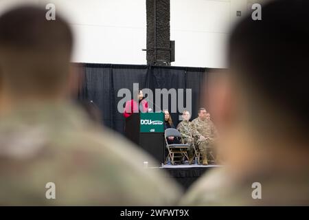 WORCESTER, Messe – au cours d’une grande cérémonie au Centre DCU, les familles, les amis et les dirigeants se sont réunis le 23 janvier 2024 pour envoyer le 1e bataillon du 181e régiment d’infanterie avant leur déploiement au Moyen-Orient à l’appui de l’opération Inherent Resolve. Parmi les conférenciers à la cérémonie figuraient le lieutenant-gouverneur Kim Driscoll, lieutenant-gouverneur du Massachusetts, le major général Gary W. Keefe, adjudant général de la garde nationale du Massachusetts, et le lieutenant-colonel Alex Hampton, commandant du 1-181st Infantry Battalion. Au cours de la cérémonie, Hampton et le Sgt de commandement Sean P. Fitzgerald, Commandement Serge Banque D'Images