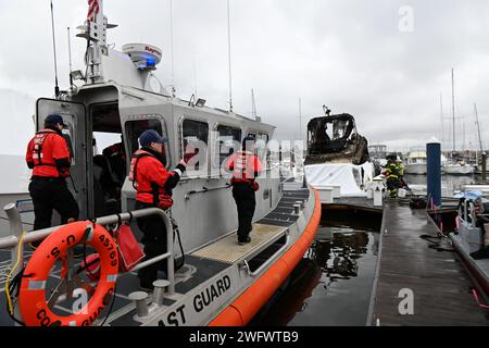 Une station de garde côtière américaine Curtis Bay – un équipage de 45 pieds de bateau-moyen répond à un incendie de bateau dans la marina d'Anchorage, Maryland, le 31 janvier 2024. L'équipage du bateau était séparé d'une réponse plus large composée d'organismes partenaires de la région. Banque D'Images