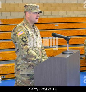 Le capitaine Jonathan Edwards, Charlie Company, commandant du 98th signal Battalion, et le 1SG DAE min, Charlie Co., premier sergent du 98th SIG BN, se joignent à leurs soldats à la Paige Field House sur le Camp Pendleton le 6 janvier 2024, pour mener une cérémonie de déploiement avec les familles venant soutenir leurs soldats. En vertu d'un ordre exécutif présidentiel, Charlie Company, 98e bataillon expéditionnaire de signaux, reçoit l'ordre d'être en service actif fédéral à l'appui de l'opération Inherent Resolve, les envoyant au Moyen-Orient. Colonel (P) Marlene Markotan, commandant adjoint du 335th signal Command, colonel Patrick Hughes, 505th si Banque D'Images