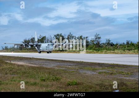 Les Marines américains affectés au Marine Aerial Refueler transport Squadron (VMGR) 234, Marine Aircraft Group 41, débarquent un KC-130 sur le Pacific Regional Training Center - Andersen, Guam, le 23 janvier 2024. Le 25e Escadron de combat maritime d'hélicoptères, l'équipe mobile de contrôle de la circulation aérienne maritime et le 36e escadron d'intervention d'urgence ont participé à une formation conjointe sur les opérations de ravitaillement en carburant. Banque D'Images