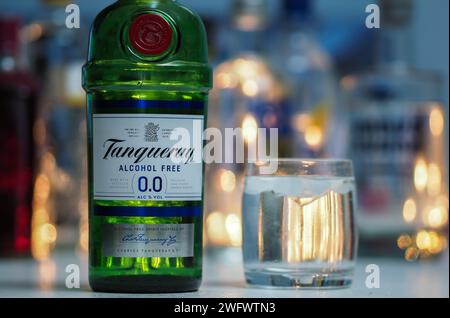 Allemagne. 01 février 2024. Dans cette illustration photo, une bouteille de Tanqueray Alcohol Free Gin vu affiché dans un bar. Crédit : SOPA Images Limited/Alamy Live News Banque D'Images