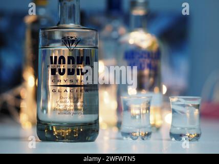 Allemagne. 01 février 2024. Dans cette illustration photo, une bouteille de Pure grain Crystal Glacier Vodka exposée dans un bar. Crédit : SOPA Images Limited/Alamy Live News Banque D'Images