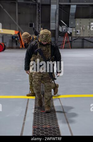 Un défenseur du 5th Security Forces Squadron effectue un balayage de sécurité d'un bâtiment lors d'une purge de ligne de vol à l'appui de l'exercice Prairie vigilance/Bayou vigilance 24-2 à la base aérienne de Minot, Dakota du Nord, le 5 janvier 2024. Une « purge » est un balayage de sécurité spécial qui prépare une zone pour les actifs de niveau de protection 3. Banque D'Images