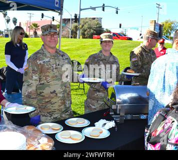 Le capitaine Jonathan Edwards, Charlie Company, commandant du 98th signal Battalion, et le 1SG DAE min, Charlie Co., premier sergent du 98th SIG BN, se joignent à leurs soldats à la Paige Field House sur le Camp Pendleton le 6 janvier 2024, pour mener une cérémonie de déploiement avec les familles venant soutenir leurs soldats. Le Sgt de commandement le Major James Milligan, sergent major de commandement de la 505e brigade des transmissions, et le Colonel (P) Marlene Markotan, commandant adjoint de la 335e brigade des transmissions, aident à servir les soldats de la compagnie Charlie, commandant du 98e bataillon des transmissions, après une cérémonie de déploiement. En vertu d'un décret présidentiel, Charl Banque D'Images