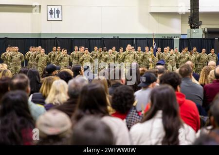 WORCESTER, Messe – au cours d’une grande cérémonie au Centre DCU, les familles, les amis et les dirigeants se sont réunis le 23 janvier 2024 pour envoyer le 1e bataillon du 181e régiment d’infanterie avant leur déploiement au Moyen-Orient à l’appui de l’opération Inherent Resolve. Parmi les conférenciers à la cérémonie figuraient le lieutenant-gouverneur Kim Driscoll, lieutenant-gouverneur du Massachusetts, le major général Gary W. Keefe, adjudant général de la garde nationale du Massachusetts, et le lieutenant-colonel Alex Hampton, commandant du 1-181st Infantry Battalion. Au cours de la cérémonie, Hampton et le Sgt de commandement Sean P. Fitzgerald, Commandement Serge Banque D'Images