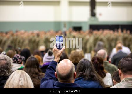 WORCESTER, Messe – au cours d’une grande cérémonie au Centre DCU, les familles, les amis et les dirigeants se sont réunis le 23 janvier 2024 pour envoyer le 1e bataillon du 181e régiment d’infanterie avant leur déploiement au Moyen-Orient à l’appui de l’opération Inherent Resolve. Parmi les conférenciers à la cérémonie figuraient le lieutenant-gouverneur Kim Driscoll, lieutenant-gouverneur du Massachusetts, le major général Gary W. Keefe, adjudant général de la garde nationale du Massachusetts, et le lieutenant-colonel Alex Hampton, commandant du 1-181st Infantry Battalion. Au cours de la cérémonie, Hampton et le Sgt de commandement Sean P. Fitzgerald, Commandement Serge Banque D'Images