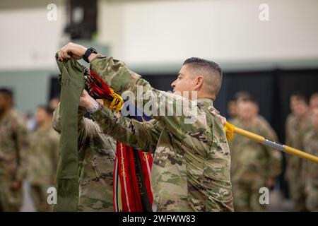 WORCESTER, Messe – au cours d’une grande cérémonie au Centre DCU, les familles, les amis et les dirigeants se sont réunis le 23 janvier 2024 pour envoyer le 1e bataillon du 181e régiment d’infanterie avant leur déploiement au Moyen-Orient à l’appui de l’opération Inherent Resolve. Parmi les conférenciers à la cérémonie figuraient le lieutenant-gouverneur Kim Driscoll, lieutenant-gouverneur du Massachusetts, le major général Gary W. Keefe, adjudant général de la garde nationale du Massachusetts, et le lieutenant-colonel Alex Hampton, commandant du 1-181st Infantry Battalion. Au cours de la cérémonie, Hampton et le Sgt de commandement Sean P. Fitzgerald, Commandement Serge Banque D'Images