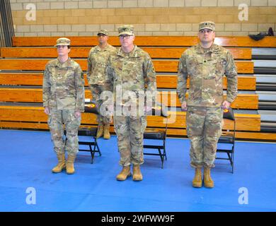 Le capitaine Jonathan Edwards, Charlie Company, commandant du 98th signal Battalion, et le 1SG DAE min, Charlie Co., premier sergent du 98th SIG BN, se joignent à leurs soldats à la Paige Field House sur le Camp Pendleton le 6 janvier 2024, pour mener une cérémonie de déploiement avec les familles venant soutenir leurs soldats. En vertu d'un ordre exécutif présidentiel, Charlie Company, 98e bataillon expéditionnaire de signaux, reçoit l'ordre d'être en service actif fédéral à l'appui de l'opération Inherent Resolve, les envoyant au Moyen-Orient. Colonel (P) Marlene Markotan, commandant adjoint du 335th signal Command, colonel Patrick Hughes, 505th S Banque D'Images