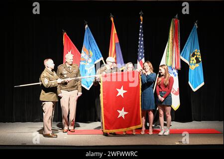 À gauche, Sgt de commandement Jesse Townsend, U.S. Army Intelligence Center of Excellence (USAICoE) ; Lieutenant général Scott D. Berrier, Directeur de la Defense Intelligence Agency ; Major général Richard T. Appelhans, USAICoE et fort Huachuca commandant général ; Shannon, épouse d’Appelhans et deux filles Katie et Elizabeth, aident à déployer le drapeau. Brig. Le général Richard T. Appelhans, USAICoE et fort Huachuca commandant le général, a été promu au rang de major général lors d'une cérémonie à fort Huachuca le 3 janvier. Banque D'Images