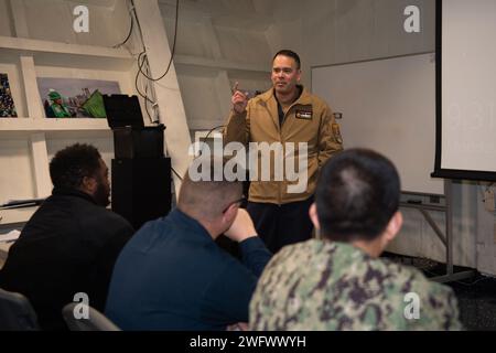 Le CMDCM Charles S. Parker, chef de commandement du navire d’assaut amphibie USS Essex (LHD 2), s’adresse aux marins au commandement endoctrinement à bord de l’Essex à San Diego, le 22 janvier 2024. Essex est installé à San Diego, effectuant une période de maintenance pour mettre à niveau et rénover de nombreux systèmes clés à bord. Banque D'Images