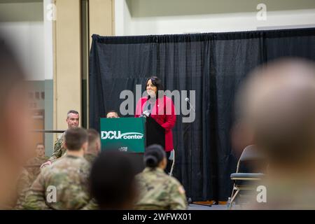 WORCESTER, Messe – au cours d’une grande cérémonie au Centre DCU, les familles, les amis et les dirigeants se sont réunis le 23 janvier 2024 pour envoyer le 1e bataillon du 181e régiment d’infanterie avant leur déploiement au Moyen-Orient à l’appui de l’opération Inherent Resolve. Parmi les conférenciers à la cérémonie figuraient le lieutenant-gouverneur Kim Driscoll, lieutenant-gouverneur du Massachusetts, le major général Gary W. Keefe, adjudant général de la garde nationale du Massachusetts, et le lieutenant-colonel Alex Hampton, commandant du 1-181st Infantry Battalion. Au cours de la cérémonie, Hampton et le Sgt de commandement Sean P. Fitzgerald, Commandement Serge Banque D'Images