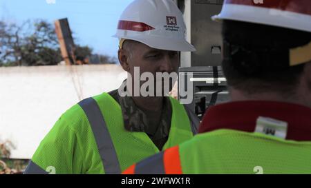 Le major général William « Butch » Graham U.S. Army corps of Engineers, commandant adjoint du quartier général, reçoit des mises à jour sur la mission de récupération des feux de forêt lors d’une visite de site dans les zones touchées à Lahaina, Hawaii, le 10 janvier. L'USACE gère le programme d'enlèvement des débris en appui au comté de Maui, à l'État d'Hawaï et à l'Agence fédérale de gestion des urgences de la FEMA. Banque D'Images