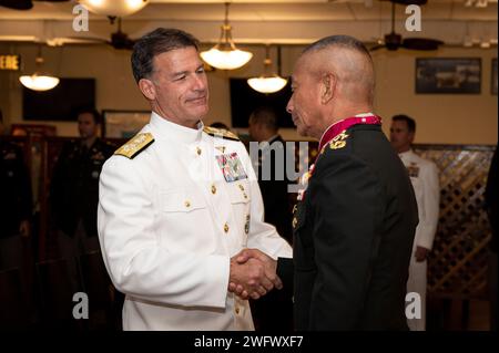 L’amiral John C. Aquilino, commandant du Commandement Indo-Pacifique des États-Unis, félicite le général Chalermphon Srisawasdi, ancien chef de la Défense des Forces armées royales thaïlandaises (RTARF), après lui avoir remis la Légion du mérite lors d’une cérémonie à Bangkok le 18 janvier 2024. La Légion du mérite est la plus haute distinction que les États-Unis peuvent accorder à un dirigeant étranger ; elle est réservée aux personnes qui ont fait preuve d'une conduite exceptionnellement méritoire dans l'exécution de services exceptionnels. USINDOPACOM est déterminé à renforcer la stabilité dans la région Indo-Pacifique en promouvant la coopération en matière de sécurité, en encourageant la paix Banque D'Images