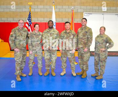 Le capitaine Jonathan Edwards, Charlie Company, commandant du 98th signal Battalion, et le 1SG DAE min, Charlie Co., premier sergent du 98th SIG BN, se joignent à leurs soldats à la Paige Field House sur le Camp Pendleton le 6 janvier 2024, pour mener une cérémonie de déploiement avec les familles venant soutenir leurs soldats. En vertu d'un ordre exécutif présidentiel, Charlie Company, 98e bataillon expéditionnaire de signaux, reçoit l'ordre d'être en service actif fédéral à l'appui de l'opération Inherent Resolve, les envoyant au Moyen-Orient. Colonel (P) Marlene Markotan, commandant adjoint du 335th signal Command, colonel Patrick Hughes, 505th S Banque D'Images