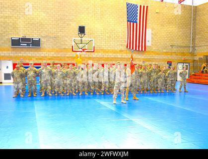 Le capitaine Jonathan Edwards, Charlie Company, commandant du 98th signal Battalion, et le 1SG DAE min, Charlie Co., premier sergent du 98th SIG BN, se joignent à leurs soldats à la Paige Field House sur le Camp Pendleton le 6 janvier 2024, pour mener une cérémonie de déploiement avec les familles venant soutenir leurs soldats. En vertu d'un ordre exécutif présidentiel, Charlie Company, 98e bataillon expéditionnaire de signaux, reçoit l'ordre d'être en service actif fédéral à l'appui de l'opération Inherent Resolve, les envoyant au Moyen-Orient. Colonel (P) Marlene Markotan, commandant adjoint du 335th signal Command, colonel Patrick Hughes, 505th S Banque D'Images