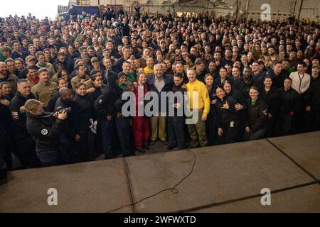 240115-N-CO784-2956 le secrétaire de la Marine Carlos Del Toro, et le capitaine Rick Burgess, commandant du plus grand porte-avions du monde USS Gerald R. Ford (CVN 78), rencontrent l’équipage dans la baie du hangar lors d’une visite pour marquer l’achèvement du déploiement inaugural de huit mois du navire, le 15 janvier 2024. Gerald R. Ford est déployé dans la zone d'opérations de la 2e flotte américaine pour soutenir la stabilité et la sécurité maritimes. Banque D'Images