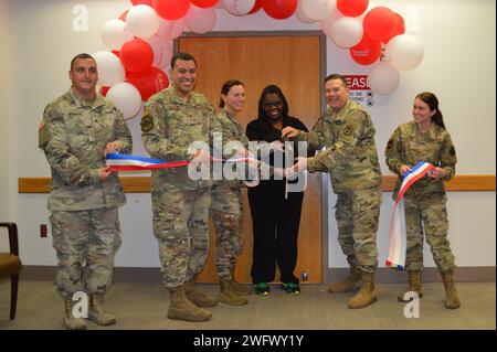 De gauche à droite, Sgt. D'état-major Jordan Rogers, Brooke Army Medical Center Infusion Services, sous-officier responsable, Col. Jeffrey McClean, chef du Département de médecine de la BAMC, Col. Heather Yun, commandante adjointe de la BAMC pour les services médicaux, Veronica Newton, chef des soins infirmiers des Services de perfusion responsable, le commandant de la BAMC, le colonel Mark Stackle, et le major de la Force aérienne Morgan Jordan, chef de la clinique des services de perfusion, ont coupé le ruban en ouvrant officiellement la nouvelle clinique des services de perfusion, BAMC, base conjointe San Antonio, Texas, le 8 janvier 2024. Banque D'Images