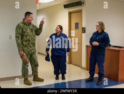 240122-N-KY668-1284 MILLINGTON, TENNESSEE - (22 janvier 2024) - le capitaine Michael Mosbruger, commandant à bord de Naval support Activity (NSA) Mid-South, parle avec l'amiral Linda L. Fagan, commandant de la Garde côtière, lors d'une visite de la base, le 22 janvier 2024. Le secteur de la Garde côtière américaine Lower Mississippi River est en train de déménager dans son nouveau bureau à bord de NSA Mid-South. Banque D'Images