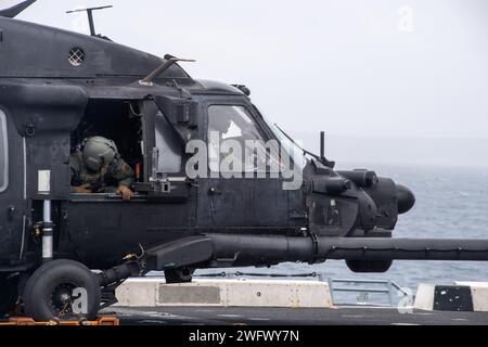 Un hélicoptère MH-60M Blackhawk, affecté au 160th Special Operations Aviation Regiment (Airborne), atterrit sur le pont d'envol du navire amphibie USS John P. Murtha (LPD 26) lors de l'opération POLAR DAGGER, le 2 septembre 2023. Les navires de transport amphibies comme John P. Murtha ont de nombreuses capacités uniques qui en font des plates-formes idéales pour soutenir les forces d'opérations spéciales, telles que la capacité d'embarquer des hélicoptères de la force conjointe, de lancer et de récupérer des engins de combat Naval Special Warfare, et de maintenir une connaissance de tous les domaines grâce à des capteurs avancés. Opérations NOBLE DÉFENSEUR et POLAIRE Banque D'Images