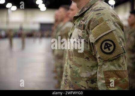 WORCESTER, Messe – au cours d’une grande cérémonie au Centre DCU, les familles, les amis et les dirigeants se sont réunis le 23 janvier 2024 pour envoyer le 1e bataillon du 181e régiment d’infanterie avant leur déploiement au Moyen-Orient à l’appui de l’opération Inherent Resolve. Parmi les conférenciers à la cérémonie figuraient le lieutenant-gouverneur Kim Driscoll, lieutenant-gouverneur du Massachusetts, le major général Gary W. Keefe, adjudant général de la garde nationale du Massachusetts, et le lieutenant-colonel Alex Hampton, commandant du 1-181st Infantry Battalion. Au cours de la cérémonie, Hampton et le Sgt de commandement Sean P. Fitzgerald, Commandement Serge Banque D'Images