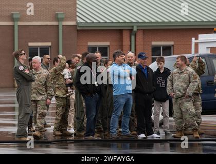 L'aviateur de l'US Air Force affecté à la 165th Airlift Wing (AW), Georgia Air National Guard, attend d'accueillir le premier avion tactique C-130J Super Hercules de Savannah le 24 janvier 2024 à Savannah Air National Guard base, GA Le 165th AW a officiellement reçu le premier de ses huit avions C-130J Super Hercules lors d’une cérémonie le 22 janvier à Lockheed Martin à Marietta. Banque D'Images