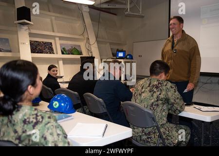 Le capitaine Russell Everitt, officier exécutif du navire d'assaut amphibie USS Essex (LHD 2), s'engage avec les marins au commandement endoctrinement à bord de l'Essex à San Diego, le 22 janvier 2024. Essex est installé à San Diego, effectuant une période de maintenance pour mettre à niveau et rénover de nombreux systèmes clés à bord. Banque D'Images