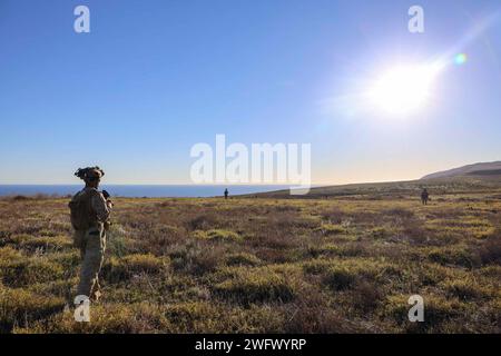 Les Marines américains affectés à la Bravo Company, Battalion Landing Team 1/5, 15th Marine Expeditionary Unit, effectuent une patrouille de sécurité sur l'île San Clemente, Californie, le 10 janvier 2024. Les Marines patrouillaient un site de base avancé expéditionnaire, qui avait été établi pour détecter les menaces à proximité et renforcer la sensibilisation au domaine maritime lors de la formation intégrée du 15th MEU avec le Boxer Amphibious Ready Group. Les opérations de base avancée expéditionnaire sont une forme de guerre expéditionnaire qui permet aux Marines d'opérer à partir d'endroits austères à terre ou à terre dans un a maritime potentiellement contesté Banque D'Images