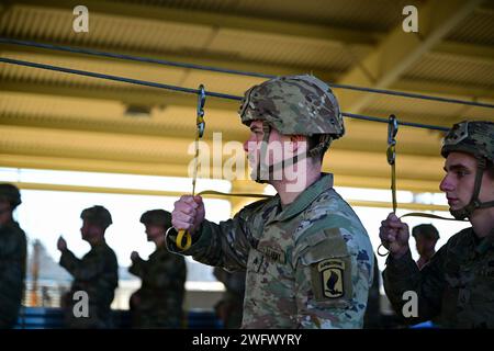 Soldats de l'armée américaine affectés au 173e entraînement aéroporté exécutant des sorties de porte à la base aérienne d'Aviano, Italie, 11 janvier 2024. La 173e Brigade aéroportée a été constituée en 1917 en tant que Force de réponse d’urgence de l’armée américaine en Europe, en Afrique et dans les zones de responsabilités du Commandement central. Banque D'Images