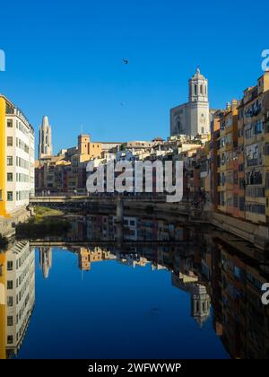 Gérone bâtiments colorés reflétés dans la rivière Onyar Banque D'Images