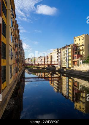 Gérone bâtiments colorés reflétés dans la rivière Onyar Banque D'Images