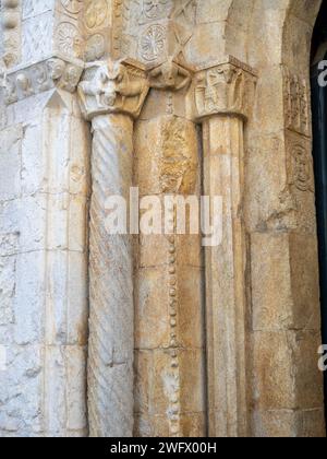 Détails de sculpture sur pierre de Sant Pere de Galligants, Gérone Banque D'Images