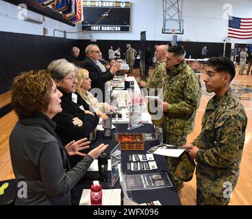 Des membres du service de l'armée américaine, des employés civils affectés à la garnison de l'armée américaine fort Hamilton et des partenaires communautaires du corps des Marines et de la Garde côtière américaine ont assisté à l'échange d'informations communautaires de fort Hamilton au centre de fitness du poste le 24 janvier 2024. L'événement a permis au personnel et aux organisations de la garnison de fournir aux membres des services, aux familles et aux civils des informations et pratiques actuelles des partenaires de soutien à l'installation afin de sensibiliser et de maintenir la préparation de la mission et des familles sur et hors du poste. Banque D'Images