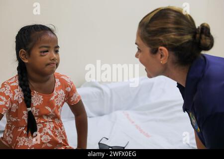 Commandant du lieutenant de l'US Navy Charlotte Hughes, de Clifton Park, dans l’État de New York, examine l’œil d’un enfant local après une intervention chirurgicale au Chuuk State Hospital à Weno, Chuuk, États fédérés de Micronésie, dans le cadre du Partenariat du Pacifique 2024-1, le 19 janvier 2024. Le Partenariat du Pacifique, qui en est maintenant à sa 19e édition, est la plus grande mission multinationale d’assistance humanitaire et de préparation aux catastrophes menée dans la région Indo-Pacifique et travaille à améliorer l’interopérabilité régionale et les capacités de réponse aux catastrophes, à accroître la stabilité de la sécurité dans la région et à favoriser de nouvelles opérations durables Banque D'Images