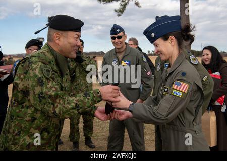 Le major général Junya Wakamatsu, à gauche, commandant de la 1e brigade aéroportée, accepte un cadeau du lieutenant-colonel Kira Coffey, commandant du 36e escadron de transport aérien, à la suite de l'exposition annuelle de saut du nouvel an au Camp Narashino, Japon, le 7 janvier 2024. Le saut du nouvel an a non seulement réuni les forces américaines et japonaises, mais a également créé une plate-forme pour les alliés et les partenaires internationaux pour collaborer. Banque D'Images