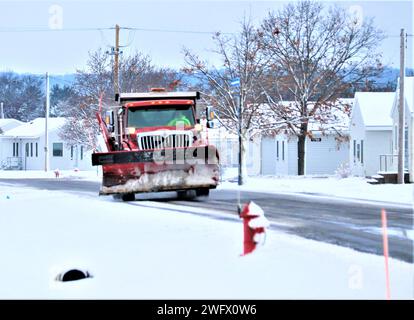 Un opérateur d'équipement de l'équipe de déneigement de fort McCoy déblaie la neige le 10 janvier 2024 à fort McCoy, Wisconsin. L'hiver et le printemps dans le Wisconsin peuvent fournir toutes sortes de mauvais temps, y compris la pluie verglaçante, la neige ou le grésil à tout moment ou même tous en une journée. Lorsque cela se produit, l'équipe de déneigement de fort McCoy déblaie tout ce que Dame nature prépare. L'équipe comprend l'entrepreneur Kaiyuh Services LLC et le personnel de la Direction des travaux publics et bien d'autres. L’équipe aide à garder plus de 400 kilomètres de routes, trottoirs et aires de stationnement dégagés afin que les employés de fort McCoy puissent travailler en toute sécurité. Banque D'Images