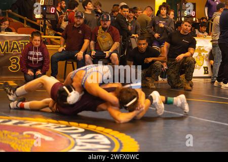 Les Marines américains regardent deux lutteurs s'affronter lors du tournoi Tim Brown Memorial Wrestling au Sacramento Memorial Auditorium à Sacramento, Californie, le 13 janvier 2024. Le tournoi annuel Tim Brown Memorial Wrestling est organisé pour les lycées californiens afin de concourir et d'honorer l'ancien lutteur de Fallen Marine et Foothill High School, lance Cpl Timothy Brown, tué au combat dans la province d'Anbar, en Irak, le 14 novembre 2006. Banque D'Images