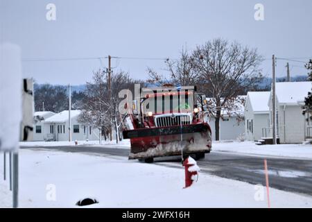 Un opérateur d'équipement de l'équipe de déneigement de fort McCoy déblaie la neige le 10 janvier 2024 à fort McCoy, Wisconsin. L'hiver et le printemps dans le Wisconsin peuvent fournir toutes sortes de mauvais temps, y compris la pluie verglaçante, la neige ou le grésil à tout moment ou même tous en une journée. Lorsque cela se produit, l'équipe de déneigement de fort McCoy déblaie tout ce que Dame nature prépare. L'équipe comprend l'entrepreneur Kaiyuh Services LLC et le personnel de la Direction des travaux publics et bien d'autres. L’équipe aide à garder plus de 400 kilomètres de routes, trottoirs et aires de stationnement dégagés afin que les employés de fort McCoy puissent travailler en toute sécurité. Banque D'Images