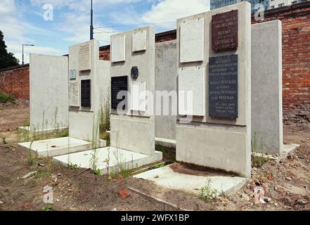 Varsovie, Pologne - 7 août 2023. Plaques commémoratives sur le mur du cimetière juif de la rue Okopowa, Varsovie, Pologne Banque D'Images