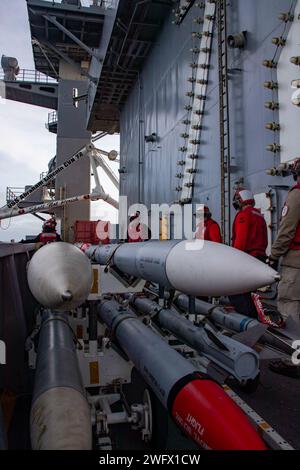 240124-N-FK754-2010 PACIFIC OCEAN (24 janvier 2024) des marins transportent des munitions dans le parc à bombes sur le pont d'envol du porte-avions de classe Nimitz USS Abraham Lincoln (CVN 72). Le Abraham Lincoln Carrier Strike Group est en cours dans la zone d'opérations de la 3e flotte américaine, menant un entraînement tactique avancé qui augmente la capacité de combat et la compétence tactique dans tous les domaines. Banque D'Images