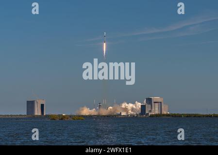 Une fusée Falcon 9 transportant la 20e mission commerciale Resupply Services de Northrop Grumman (NG-20) à destination de la Station spatiale internationale est lancée depuis le complexe de lancement spatial 40 (SLC-40) de la Station spatiale Cape Canaveral, Floride, le 30 janvier 2024. Il s'agissait du dixième vol du propulseur d'appoint du premier étage soutenant cette mission, qui avait déjà lancé Crew-5, GPS III Space Vehicle 06, Inmarsat I6-F2, CRS-28, Intelsat G-37 et quatre missions Starlink. Banque D'Images