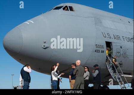 Le colonel William Gutermuth, commandant de la 433rd Airlift Wing, parle avec des membres du leadership San Antonio lors d'une tournée sur la 433rd AW Flightline, Chapman Training Annex, joint base San Antonio-Lackland, Texas, le 18 janvier 2024. Les membres de 433rd AW ont enseigné aux invités de leadership San Antonio les capacités du C-5M.. Les hauts responsables militaires de la JBSA ont fourni aux dirigeants communautaires de San Antonio une expérience militaire interactive pour leur permettre de mieux comprendre la mission de la JBSA. US Air Force Banque D'Images