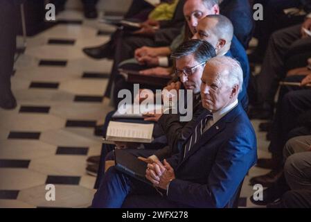 Washington, États-Unis d ' Amérique. 01 février 2024. Le président des États-Unis Joe Biden est assis dans le Statuary Hall dans le bâtiment du Capitole à Washington, DC le jeudi 1 février 2024, pour l'événement annuel de la National Prayer Breakfast Foundation. Président de la Chambre des représentants des États-Unis Mike Johnson (républicain de Louisiane) essuie une larme de son œil alors que le chanteur d'opéra Andrea Bocelli se produit.crédit : Annabelle Gordon/CNP/Sipa USA crédit : SIPA USA/Alamy Live News Banque D'Images