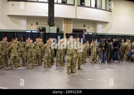 WORCESTER, Messe – au cours d’une grande cérémonie au Centre DCU, les familles, les amis et les dirigeants se sont réunis le 23 janvier 2024 pour envoyer le 1e bataillon du 181e régiment d’infanterie avant leur déploiement au Moyen-Orient à l’appui de l’opération Inherent Resolve. Parmi les conférenciers à la cérémonie figuraient le lieutenant-gouverneur Kim Driscoll, lieutenant-gouverneur du Massachusetts, le major général Gary W. Keefe, adjudant général de la garde nationale du Massachusetts, et le lieutenant-colonel Alex Hampton, commandant du 1-181st Infantry Battalion. Au cours de la cérémonie, Hampton et le Sgt de commandement Sean P. Fitzgerald, Commandement Serge Banque D'Images