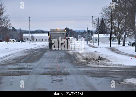 Un opérateur d'équipement de l'équipe de déneigement de fort McCoy déblaie la neige le 10 janvier 2024 à fort McCoy, Wisconsin. L'hiver et le printemps dans le Wisconsin peuvent fournir toutes sortes de mauvais temps, y compris la pluie verglaçante, la neige ou le grésil à tout moment ou même tous en une journée. Lorsque cela se produit, l'équipe de déneigement de fort McCoy déblaie tout ce que Dame nature prépare. L'équipe comprend l'entrepreneur Kaiyuh Services LLC et le personnel de la Direction des travaux publics et bien d'autres. L’équipe aide à garder plus de 400 kilomètres de routes, trottoirs et aires de stationnement dégagés afin que les employés de fort McCoy puissent travailler en toute sécurité. Banque D'Images